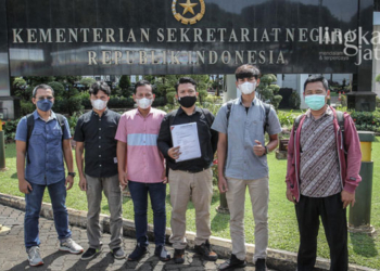 MENGIRIM SURAT: Tiga mantan Anak Buah Kapal (ABK) Indonesia mengirimkan surat Keberatan Administrasi kepada Presiden Joko Widodo, Kamis (7/4). (Istimewa/Lingkarjateng.id)