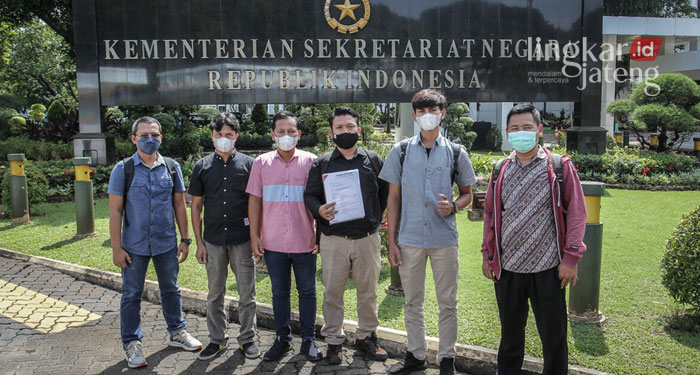 3 Mantan ABK Indonesia Kirim Surat ke Jokowi, Ini Isinya 25 MENGIRIM SURAT: Tiga mantan Anak Buah Kapal (ABK) Indonesia mengirimkan surat Keberatan Administrasi kepada Presiden Joko Widodo, Kamis (7/4). (Istimewa/Lingkarjateng.id)