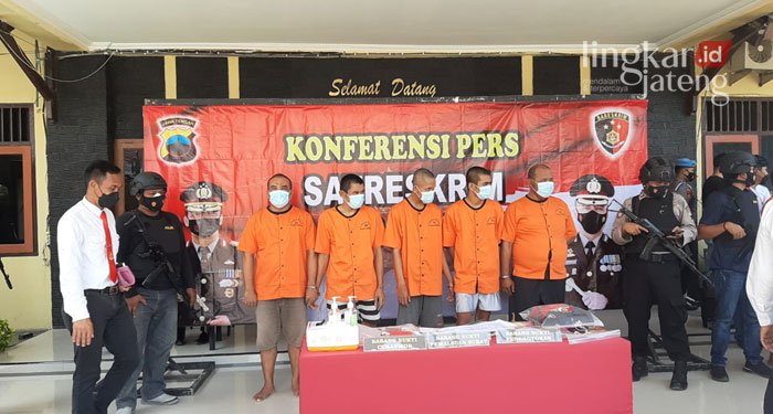 5 Tersangka Pencurian Motor di Rembang Berhasil Diringkus 25 GELAR PERKARA: Sebanyak 5 tersangka pencurian motor diamankan Personel Polres Rembang. (R. Teguh Wibowo/Lingkarjateng.id)