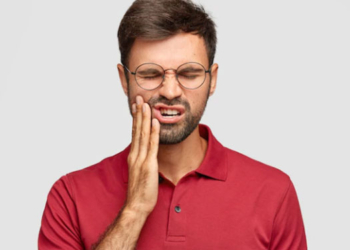 ILUSTRASI: Penderita sakit gigi (Sumber Gambar: Freepik @wayhomestudio)