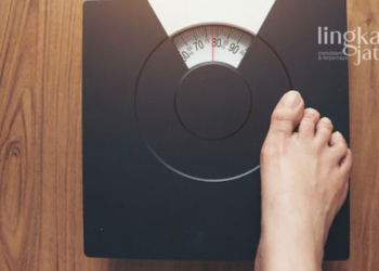 ILUSTRASI: Menimbang berat badan (Sumber Gambar: Freepik @jcomp/Lingkarjateng.id)