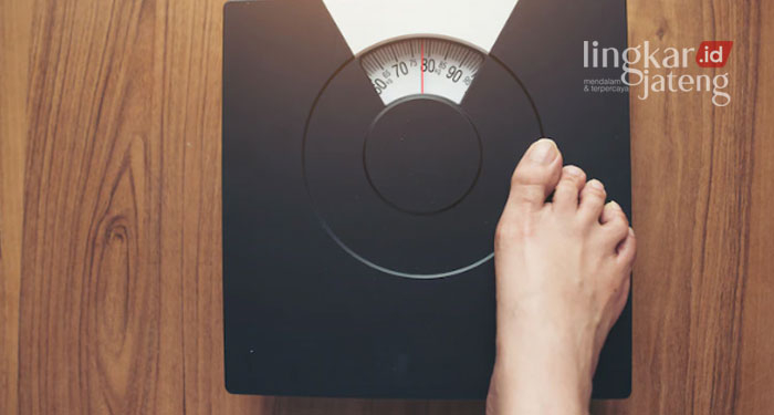 ILUSTRASI: Menimbang berat badan (Sumber Gambar: Freepik @jcomp/Lingkarjateng.id)