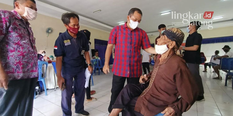 MENINJAU: Bupati Semarang, Ngesti Nugraha meninjau penyaluran BLT minyak goreng dan BPNT. (Dok. Pemprov Jateng/Lingkarjateng.id)