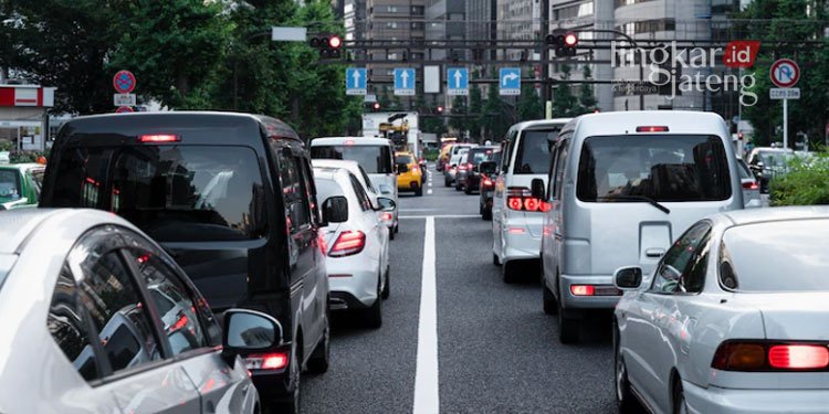 7 Barang yang Wajib Dibawa saat Mudik Lebaran dengan Kendaraan Pribadi 25 ILUSTRASI: Terjebak macet saat mudik lebaran. (Sumber Gambar: Freepik @freepik)
