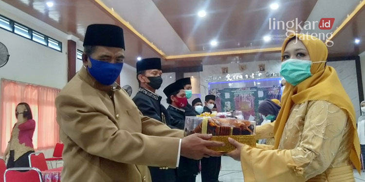 7 Pasangan di Semarang Ikuti Nikah Massal 25 NIKAH MASSAL: Prosesi nikah massal yang berlangsung di Aula Kantor Kecamatan Genuk Semarang, Selasa (12/4). (Adimungkas/Lingkarjateng.id)