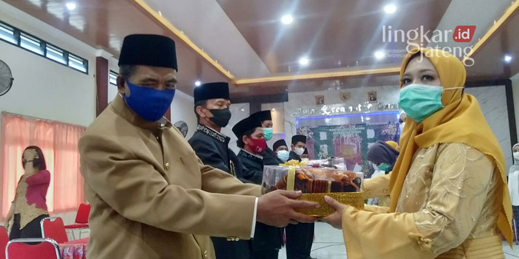 NIKAH MASSAL: Prosesi nikah massal yang berlangsung di Aula Kantor Kecamatan Genuk Semarang, Selasa (12/4). (Adimungkas/Lingkarjateng.id)