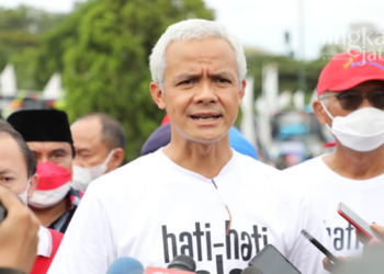 MENERANGKAN: Gubernur Jawa Tengah, Ganjar Pranowo saat acara pelepasan pemberangkatan bus mudik lebaran di TMII Jakarta. (Dok. Pemprov Jateng/Lingkarjateng.id)