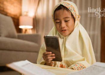 ILUSTRASI: Seorang anak membaca Alquran melalui aplikasi Alquran online. (Sumber Gambar: Freepik @odua)