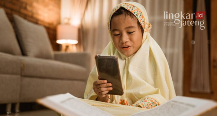 ILUSTRASI: Seorang anak membaca Alquran melalui aplikasi Alquran online. (Sumber Gambar: Freepik @odua)