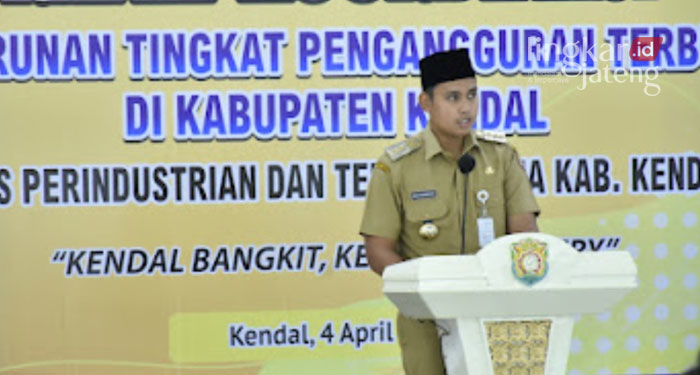 MEMAPARKAN: Bupati Kendal, Dico Ganinduto saat menjelaskan upaya penurunan angka pengangguran di Kabupaten Kendal. (Unggul Priambodo/Lingkarjateng.id)
