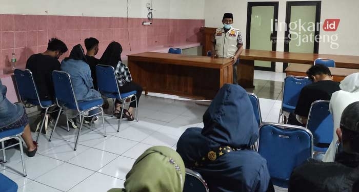Asyik Kencan di Hotel, 20 Pasangan di Luar Nikah Terjaring Razia di Kudus 25 Asyik Kencan di Hotel, 20 Pasangan di Luar Nikah Terjaring Razia di Kudus
