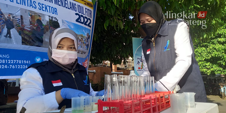BPOM Semarang Temukan Rhodamin B dan Formalin dalam Takjil 25 MENGECEK: BPOM Semarang melakukan pengecekan jajanan takjil di wilayah pengawasannya. (Adhik Kurniawan/Lingkarjateng.id)