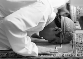 ILUSTRASI: Menjalankan ibadah sholat wajib di bulan Ramadhan. (Sumber Gambar: Freepik @rawpixel.com)