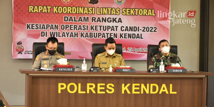 Banyak Laporan Kejahatan, Bupati Kendal Imbau Warga Jaga Kondusif Wilayah 25 RAKOR: Rapat Koordinasi (Rakor) lintas sektoral menghadapi mudik lebaran 2022 di Aula Mapolres Kendal, Senin (25/4). (Unggul Priambodo/Lingkarjateng.id)