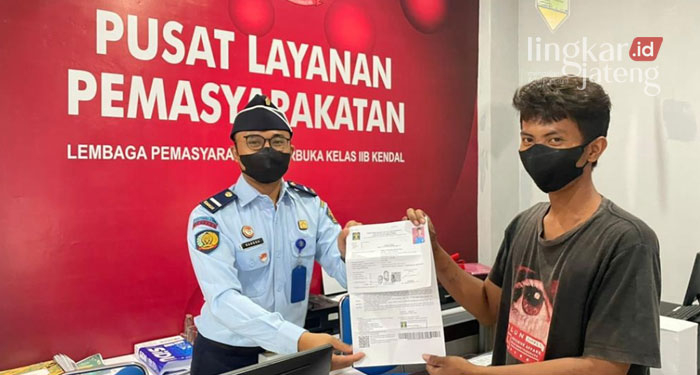 BEBAS: Deni (nama samaran) menerima berkas pembebasan bersyarat dari Lapas Terbuka Kelas II B Kendal. (Unggul Priambodo/Lingkarjateng.id)