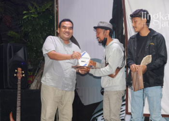 SIMBOLIS: Bupati Blora, Arief Rohman menyerahkan penghargaan kepada para pemenang ajang Vespa Pawai Mubarak 2022, Senin (25/4). (Istimewa/Lingkarjateng.id)