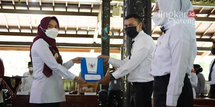 Bupati-Demak-Serahkan-144-SK-CPNS 