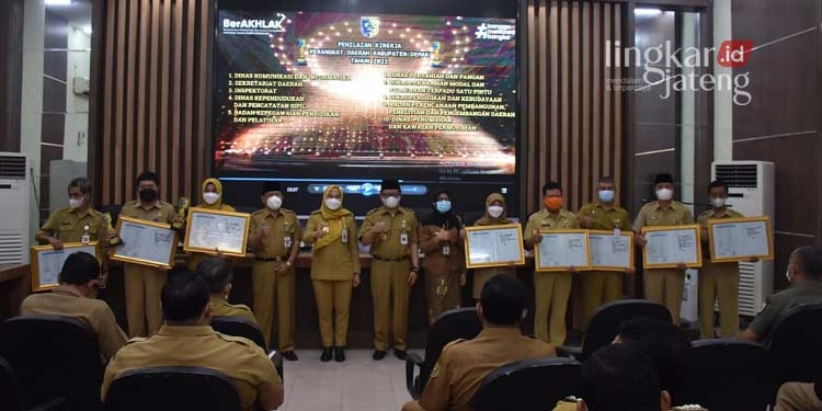 Bupati Demak Terapkan Program Core Value ASN Berakhlak 25 Bupati Demak Terapkan Program Core Value ASN Berakhlak