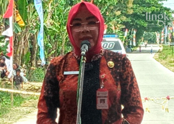 MERESMIKAN: Bupati Grobogan, Sri Sumarni saat meresmikan Jalan Pengkol-Penawangan, beberapa waktu lalu. (Muhamad Ansori/Lingkarjateng.id)