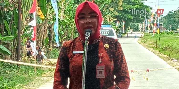 MERESMIKAN: Bupati Grobogan, Sri Sumarni saat meresmikan Jalan Pengkol-Penawangan, beberapa waktu lalu. (Muhamad Ansori/Lingkarjateng.id)