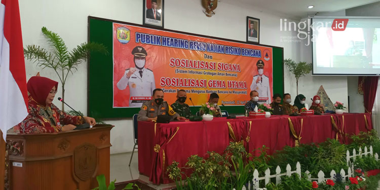 Bupati Grobogan Gelar Sosialisasi Gema Utama dan SiGANA 25 SOSIALISASI: Bupati Grobogan, Sri Sumarni saat membuka acara sosialisasi GEMA UTAMA dan SiGANA di Gedung Riptaloka, Jumat (22/4). (Muhamad Ansori/Lingkarjateng.id)