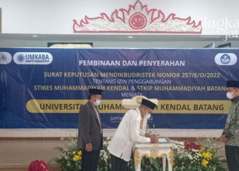 MERESMIKAN: Bupati Kendal, Dico Ganinduto saat meresmikan merger dua Perguruan Tinggi Muhammadiyah menjadi UMKABA. (Unggul Priambodo/Lingkarjateng.id)