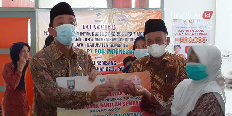 MENYERAHKAN : Bupati Rembang, Abdul Hafidz menyerahkan Bantuan Langsung Tunai (BLT) minyak goreng, Kamis (14/04). (R. Teguh Wibowo/Lingkarjateng.id)