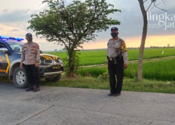 GELAR PATROLI: Petugas dari Polres Grobogan menggelar patroli di Jalan Grobogan-Pati, baru-baru ini. (Muhamad Ansori/Lingkarjateng.id)