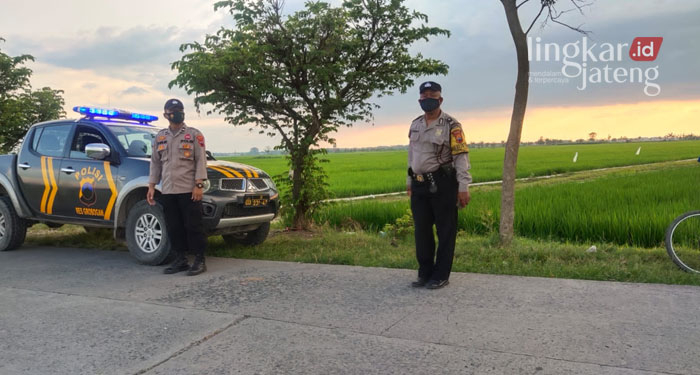GELAR PATROLI: Petugas dari Polres Grobogan menggelar patroli di Jalan Grobogan-Pati, baru-baru ini. (Muhamad Ansori/Lingkarjateng.id)