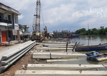 MEMBANGUN TANGGUL: Beberapa tiang pancang tampak siap dipasang untuk pembuatan tanggul laut. (Unggul Priambodo/Lingkarjateng.id)