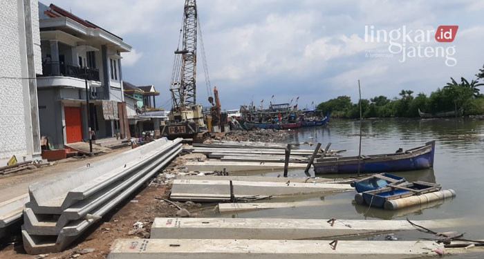MEMBANGUN TANGGUL: Beberapa tiang pancang tampak siap dipasang untuk pembuatan tanggul laut. (Unggul Priambodo/Lingkarjateng.id)