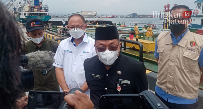 MENJELASKAN: Kepala Dinas Perindustrian dan Perdagangan (Disperindag) Provinsi Jateng, Arif Sambodo (baju hitam) dan Direktur Komersial Perusahaan Perdagangan Indonesia (PPI), Andre Tanujaya (baju putih) saat ditemui awak media. (Adhik Kurniawan/Lingkarjateng.id)