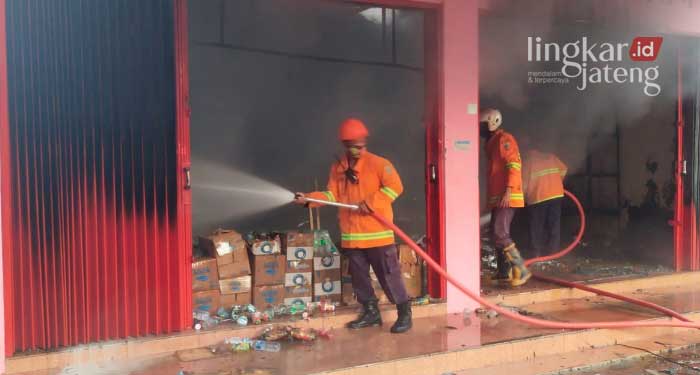 Diduga Korsleting Listrik, Toko Sembako di Rembang Hangus Terbakar