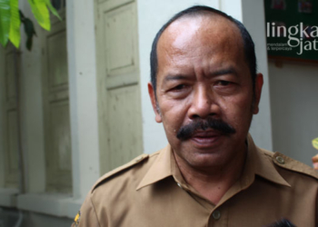 MENJELASKAN: Kepala Dinas Kesehatan Blora, Edy Widayat saat menerangkan persiapan pelayanan kesehatan untuk mudik, Rabu (20/4). (Lilik Yuliantoro/Lingkarjateng.id)