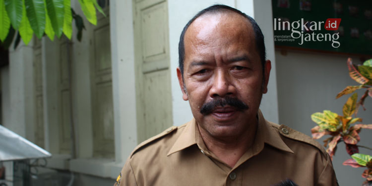 Dinkes Blora Siapkan Layanan Kesehatan bagi Pemudik 25 MENJELASKAN: Kepala Dinas Kesehatan Blora, Edy Widayat saat menerangkan persiapan pelayanan kesehatan untuk mudik, Rabu (20/4). (Lilik Yuliantoro/Lingkarjateng.id)