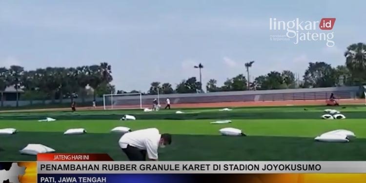 Dinporapar Pati Lakukan Perawatan Lapangan Stadion Joyokusumo