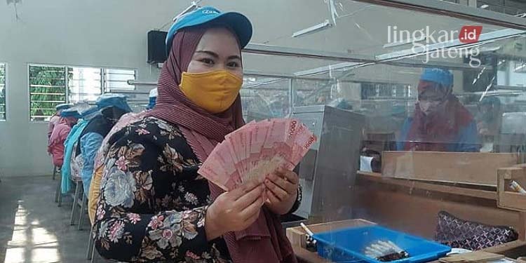 Disnaker Perinkop UKM Kudus Bangun 7 Posko Pengaduan THR 25 Disnaker Perinkop UKM Kudus Bangun 7 Posko Pengaduan THR