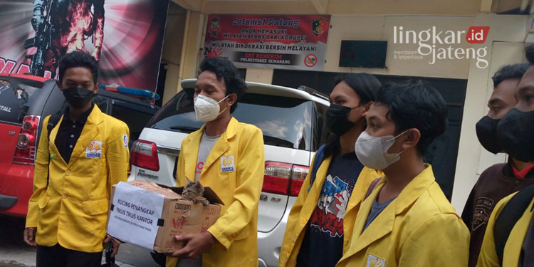 MELAPORKAN: BEM KM UNNES mendesak kepolisian untuk mengusut dugaan 17 dosen yang melakukan tindak pidana korupsi (Tipikor) pemotongan dana penelitian. (Adhik Kurniawan/Lingkarjateng.id)