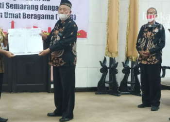 MENUNJUKKAN: Penandatanganan naskah perjanjian hibah daerah (NPHD) dengan Pemkab Semarang, Kamis (14/4). (Istimewa/Lingkarjateng.id)