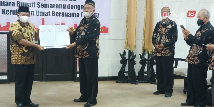FKUB Sinwani Semarang Intensifkan Pertemuan Moderasi Beragama 25 MENUNJUKKAN: Penandatanganan naskah perjanjian hibah daerah (NPHD) dengan Pemkab Semarang, Kamis (14/4). (Istimewa/Lingkarjateng.id)