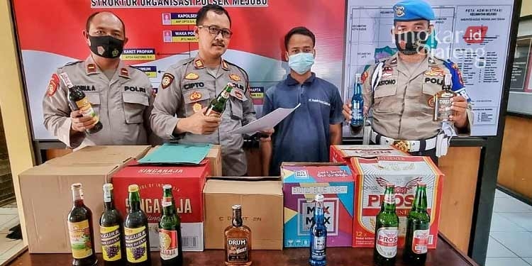 Gagal Kirim, 120 Botol Miras Disita Petugas di Kudus 25 Gagal Kirim, 120 Botol Miras Disita Petugas di Kudus