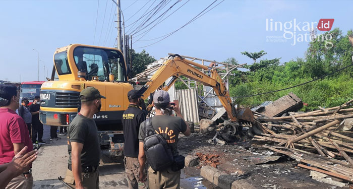 Ganggu Drainase, Puluhan Lapak Liar di Semarang Dirobohkan 25 MEROBOHKAN: Petugas dari Satuan Polisi Pamong Praja (Satpol PP) Kota Semarang saat merobohkan lapak liar di Jalan Arteri Yos Sudarso. (Dok. Pemkot Semarang/Lingkarjateng.id)