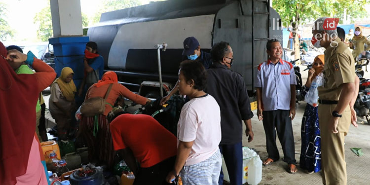 Ganjar Pranowo Ingin Distribusi Minyak Goreng di Kendal Dievaluasi 25 MENINJAU: Ganjar Pranowo saat meninjau distribusi minyak goreng curah bersubsidi di Pasar Relokasi Weleri Kendal, Senin (11/04). (Unggul Priambodo/Lingkarjateng.id)