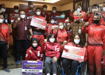 PENYERAHAN TALI ASIH: Gubernur Jawa Tengah, Ganjar Pranowo saat foto bersama usai penyerahan tali asih kepada atlet difabel berprestasi di Kantor Gubernur Jawa tengah, Rabu (6/4). (Dok. Pemprov Jateng/Lingkarjateng.id)