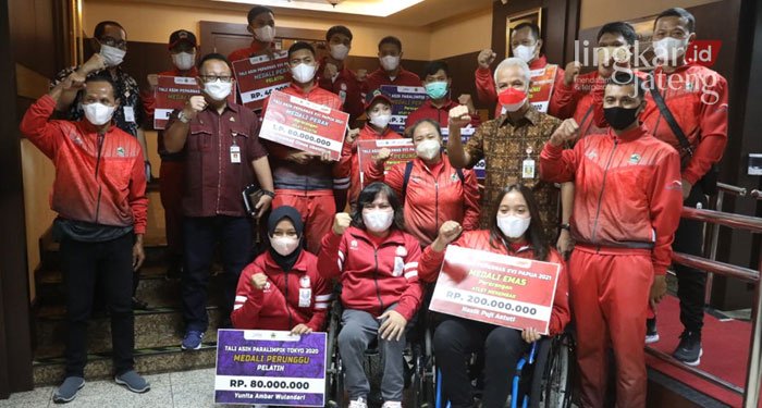 Ganjar Pranowo Siap Arahkan Kesejahteraan Atlet Difabel Berprestasi 25 PENYERAHAN TALI ASIH: Gubernur Jawa Tengah, Ganjar Pranowo saat foto bersama usai penyerahan tali asih kepada atlet difabel berprestasi di Kantor Gubernur Jawa tengah, Rabu (6/4). (Dok. Pemprov Jateng/Lingkarjateng.id)