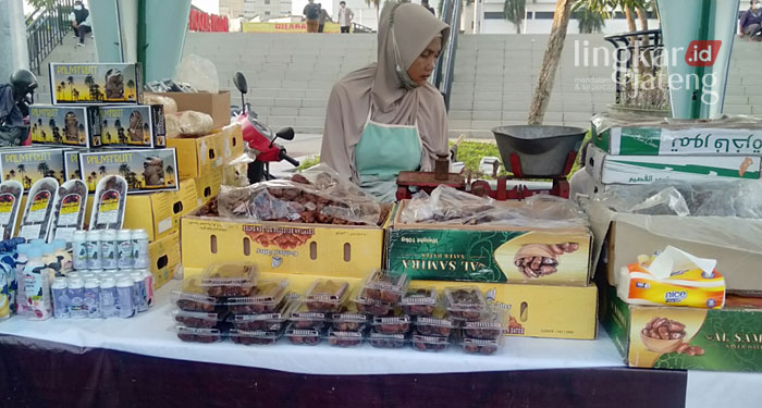 BERJUALAN: Penjual kurma di Pasar Johar Masjid Agung Kauman Semarang. (Adimungkas/Lingkarjateng.id)