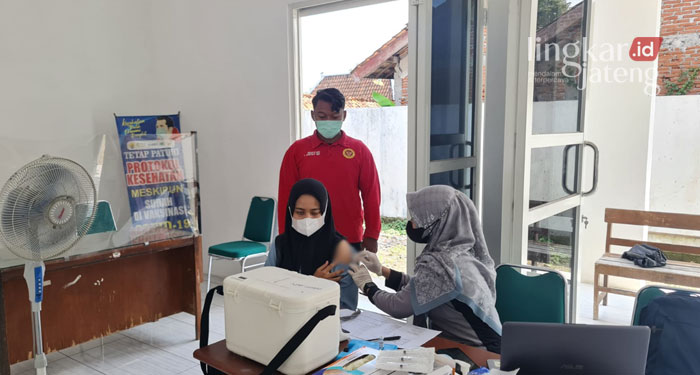 VAKSINASI: Personel Binda Jateng saat vaksinasi di Puskesmas, Kabupaten Grobogan, Jumat (8/4). (Muhamad Ansori/Lingkarjateng.id)
