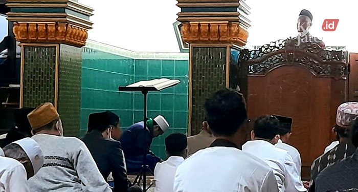 KHIDMAT: Kanit Binkamsa Polres Grobogan Ipda Moch. Agus Salim saat mengisi kultum di Masjid Agung Baitul Makmur Alun-Alun Purwodadi, baru-baru ini. (Muhamad Ansori/Lingkarjateng.id)