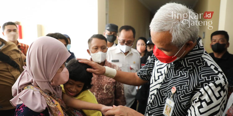 RAMAH: Gubernur Jawa Tengah, Ganjar Pranowo saat menyapa Royta dan putrinya yang sakit, Rabu (27/4). (Dok. Pemprov Jateng/Lingkarjateng.id)