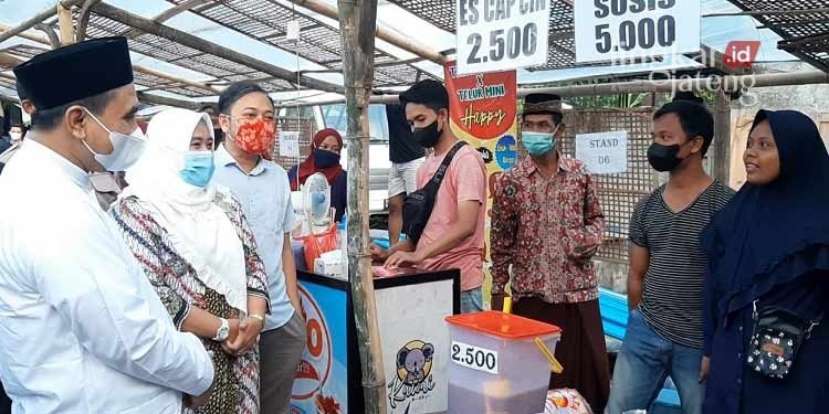 Gus Yasin Kunjungi Pasar Ramadhan di Desa Sekarsari Rembang